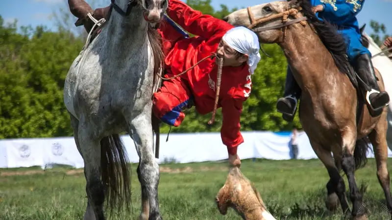 Казахстан разгромил Россию и вышел в финал кокпара на Играх кочевников в Астане